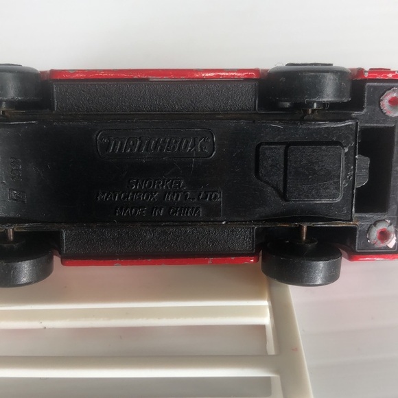 Matchbox 1981 Mattel Firetruck with Snorkel for fire rescue. Made in China - Picture 7 of 8